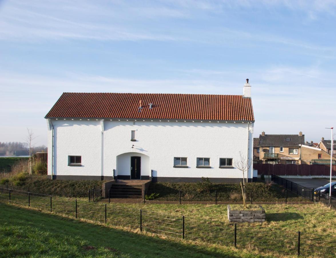 Pompgebouw Aan De Rijn Tolkamer